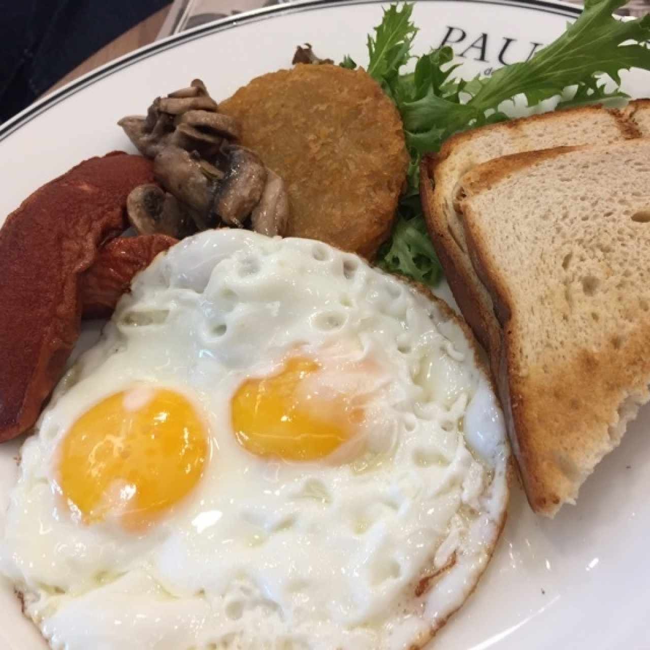 Desayuno huevos con champiñones y salchicha