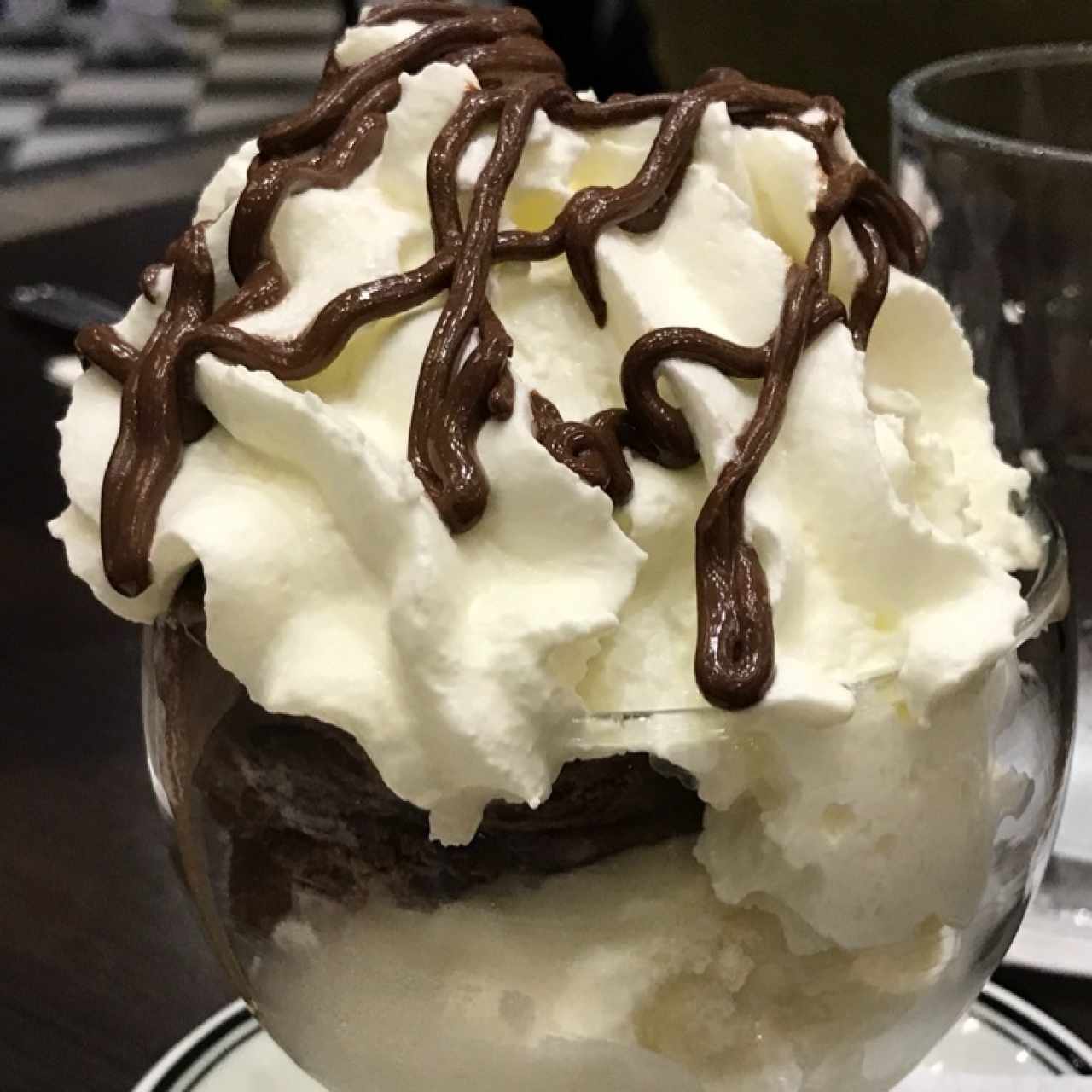 Helado de chocolate con crema chantilli