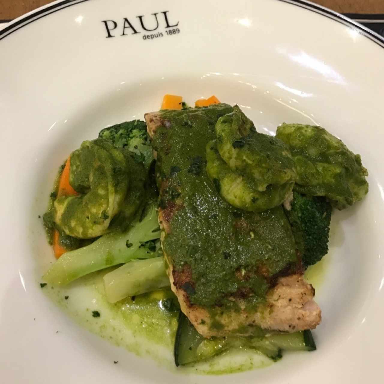 Corvina en salsa verde con camarones 