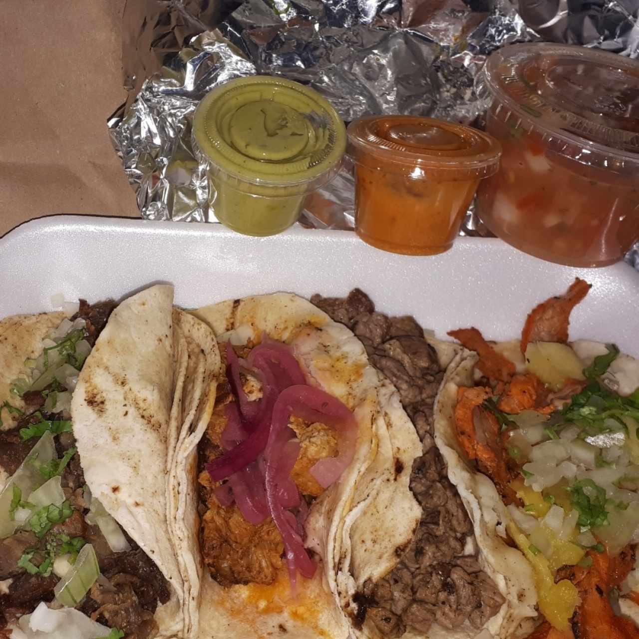 Tacos (suadero, cochinita pibil, bistec y pastor)