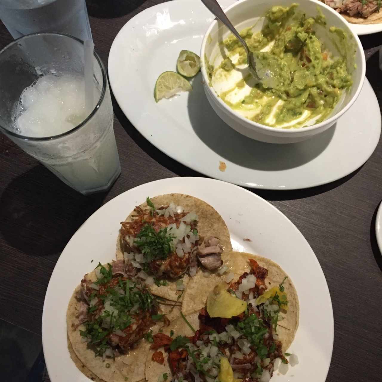 Tacos mixto, guacamole y limonada