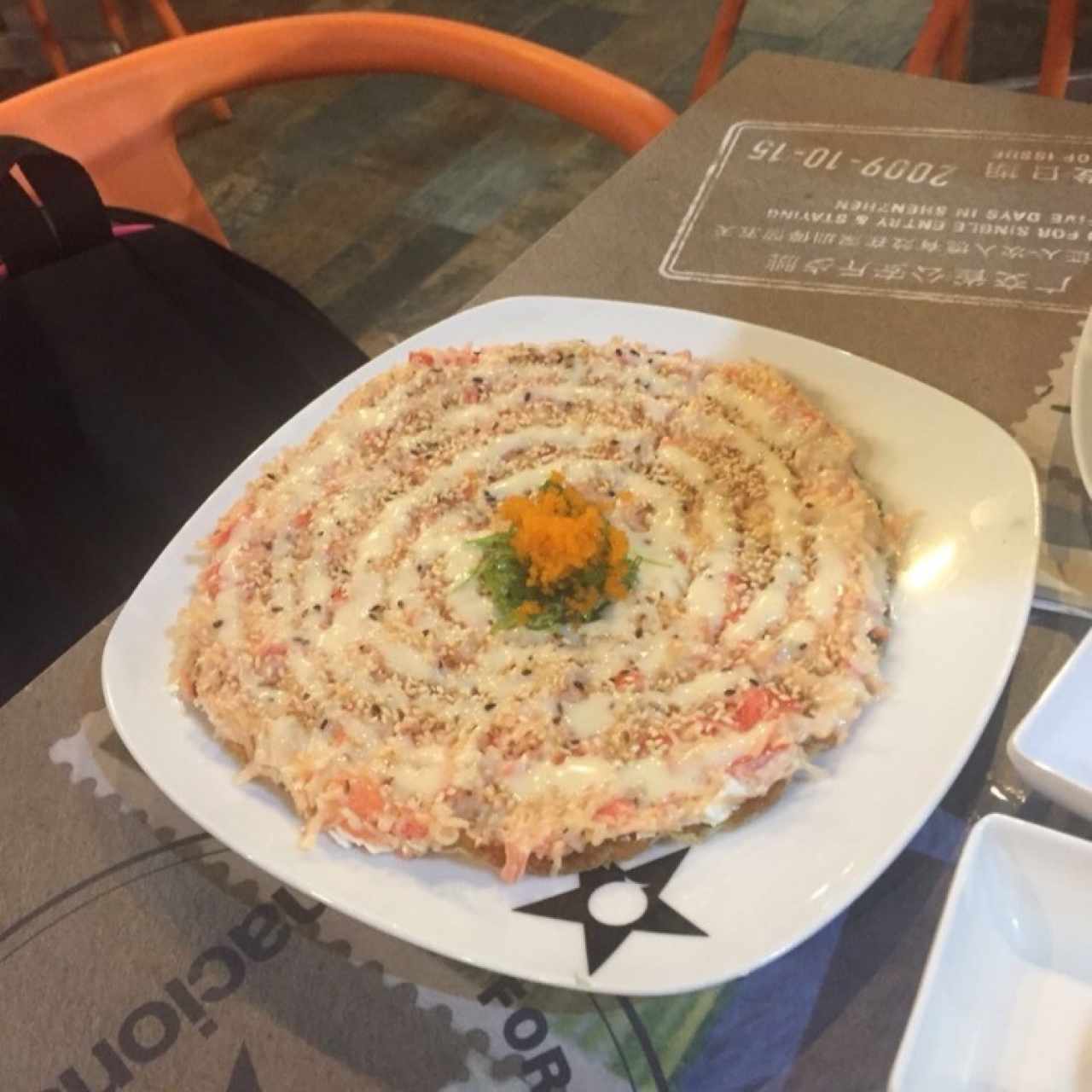 Sushi pizza de salmón