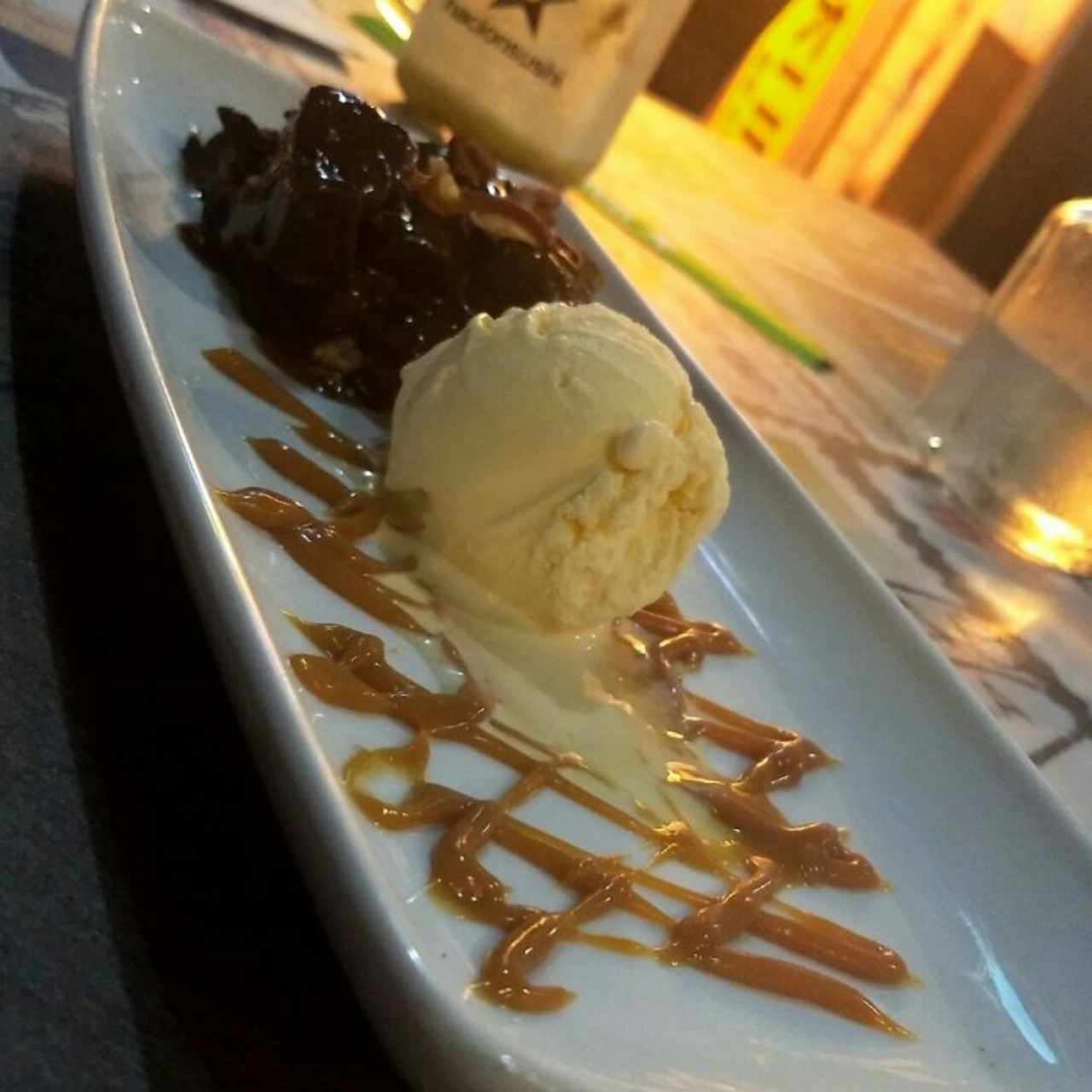 Brownie de caramelo con helado 