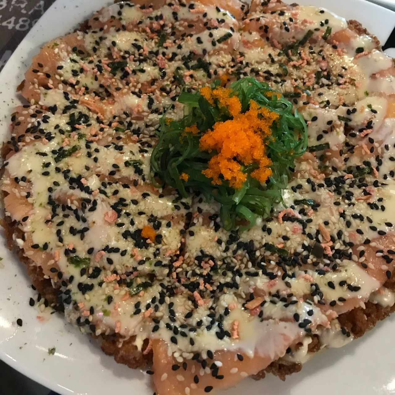 Sushi pizza de salmón