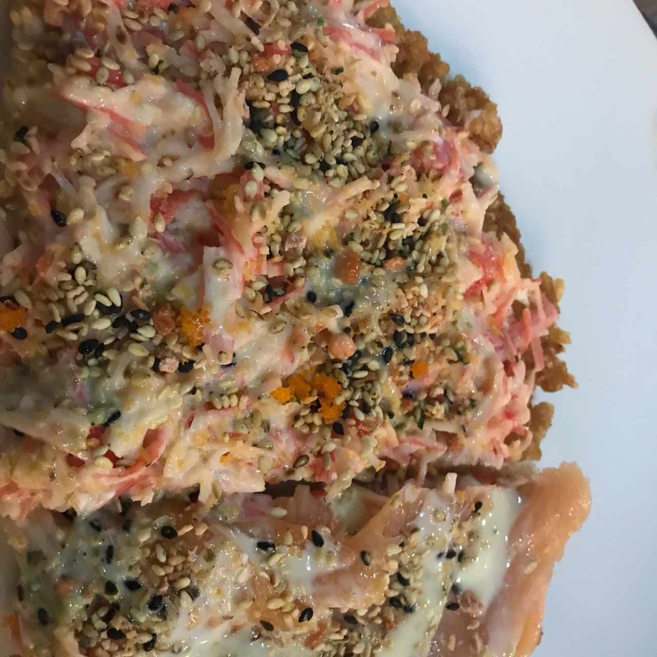 Sushi pizza de salmón y cangrejo