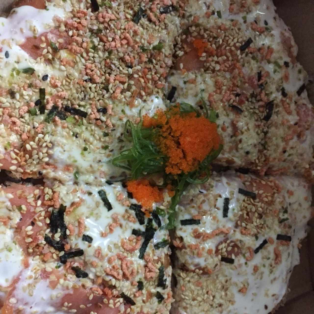 Sushi pizza de salmón