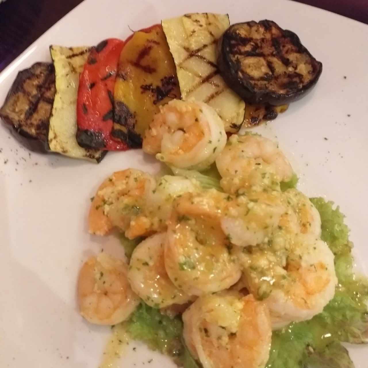 camarones al ajillo con vegetales al grill