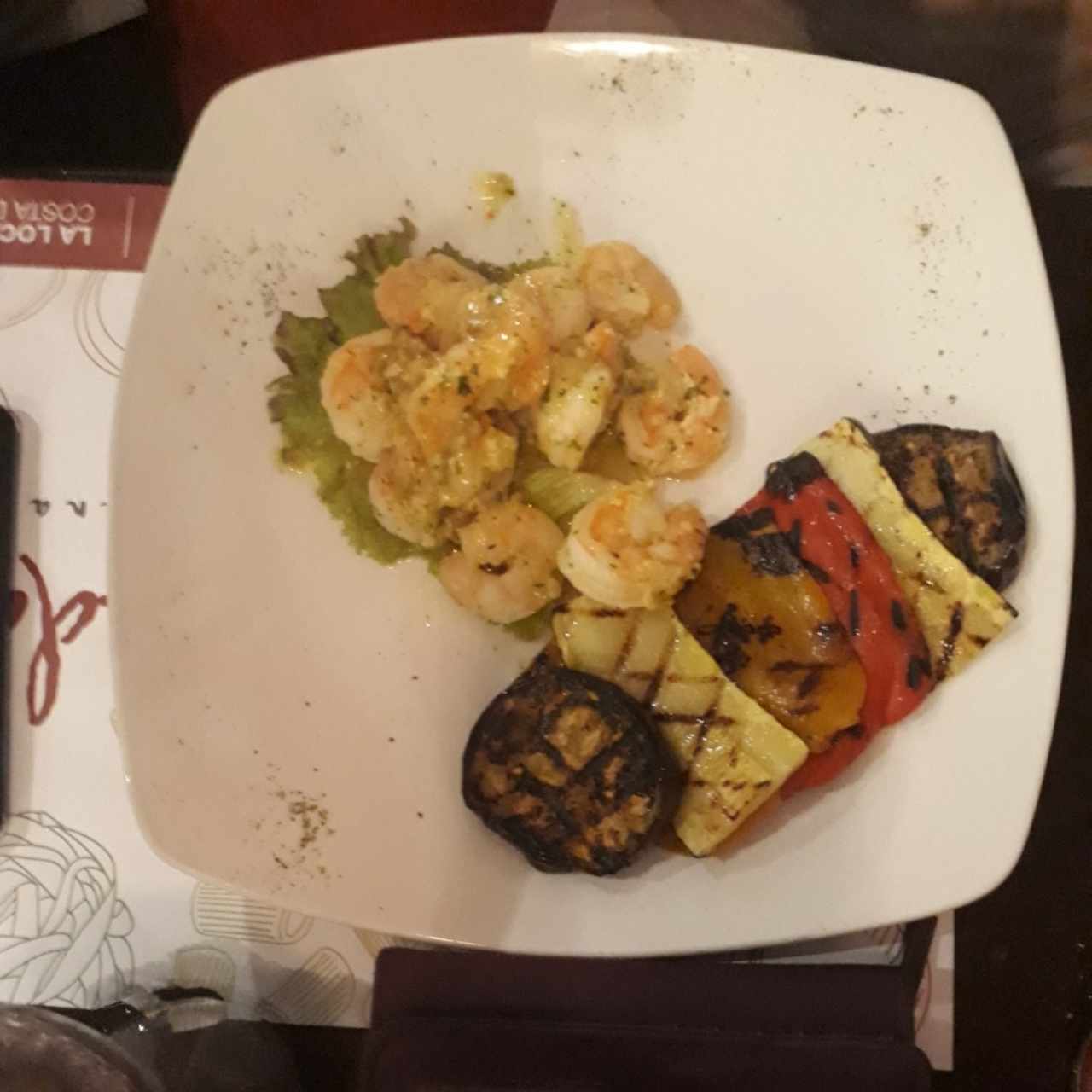 Camarones al ajillo con vegetales asados