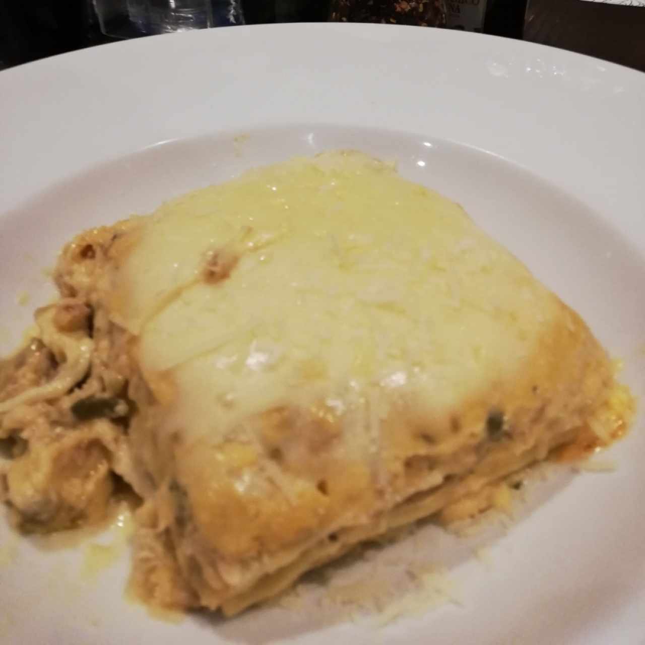 lasagna de pollo en crema de hongos extra gratinada