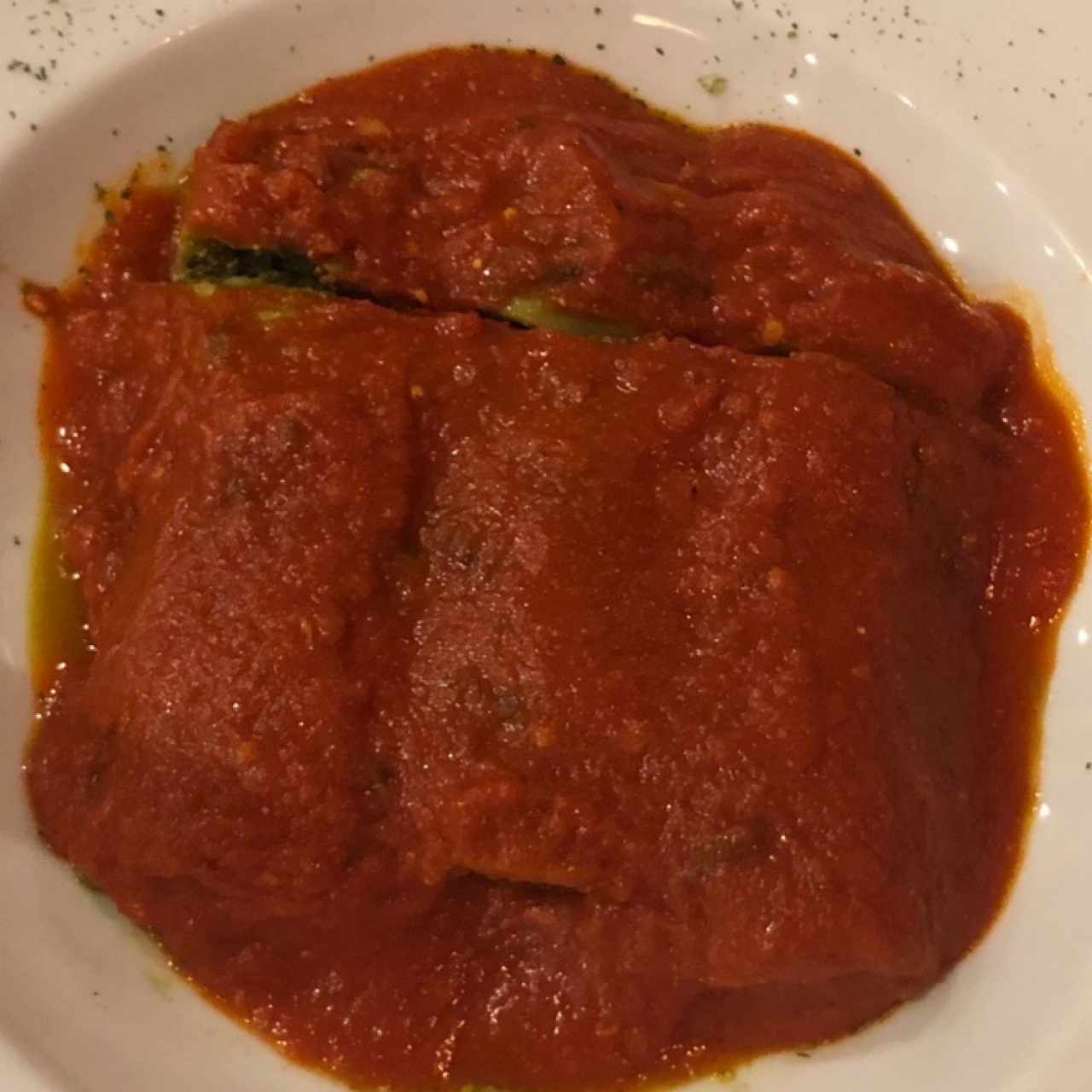 raviollis vegetariani con salsa pomodoro