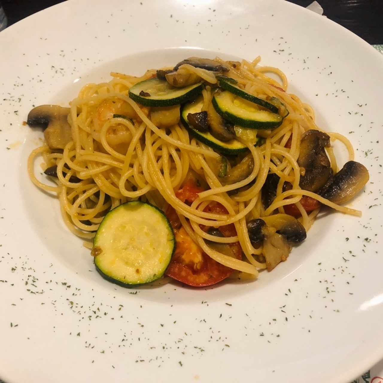 alio olio spaghetti with prawns, mushrooms and zucchini