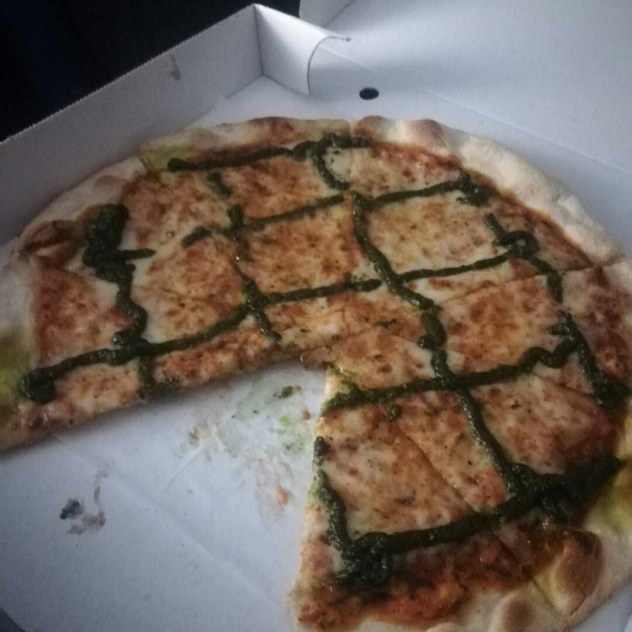 Pizza Príncipe (salsa pomodoro y pesto)