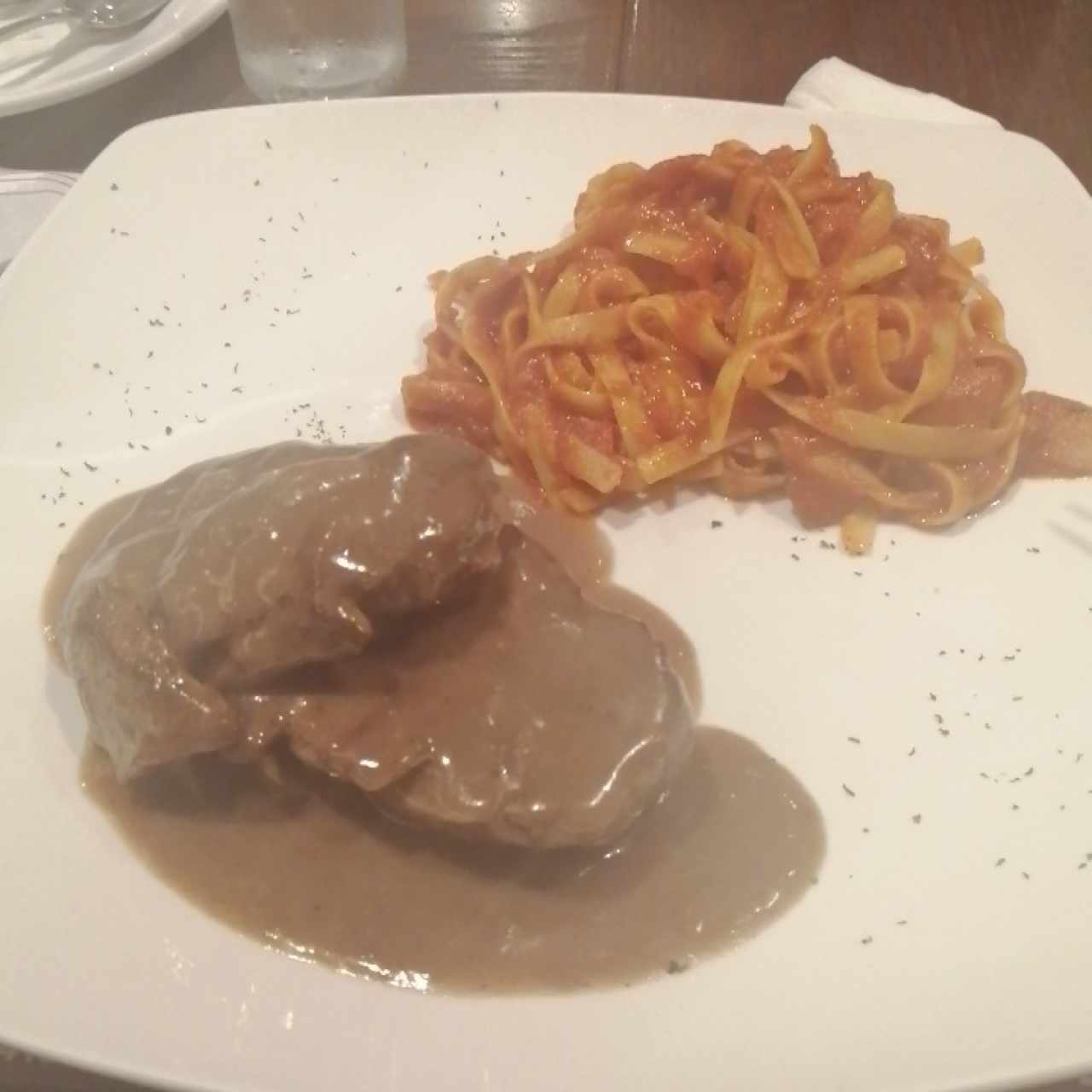Filete a la Pimienta con Tagliatelles a la Amatriciana