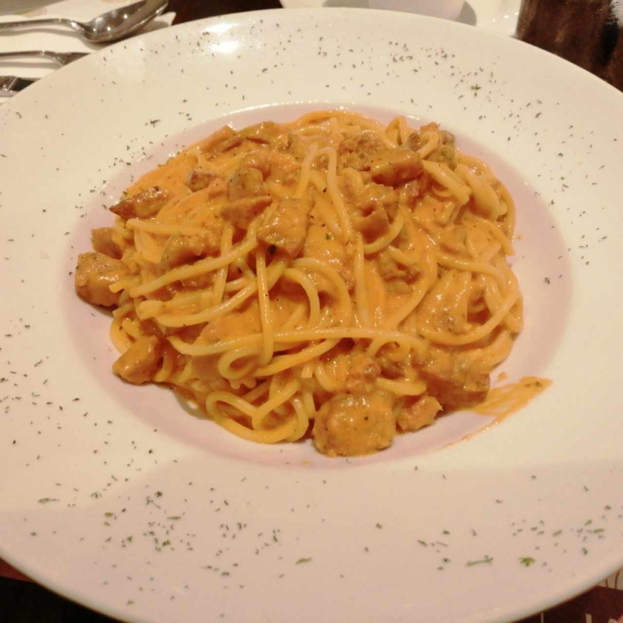 pasta en salsa rosada con salchicha italiana