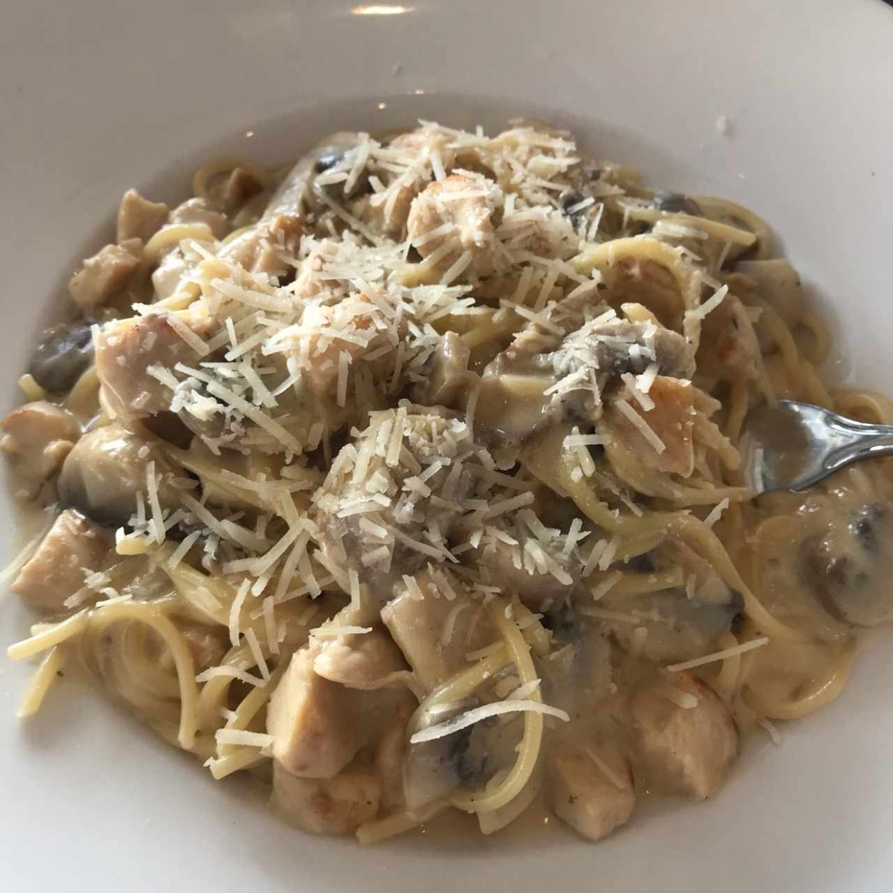spaguetti a la crema con hongos y pollos