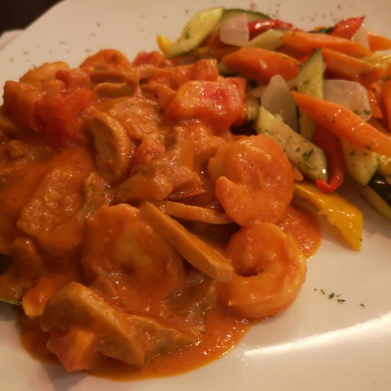 salmón en salsa de camarones con vegetales salteados