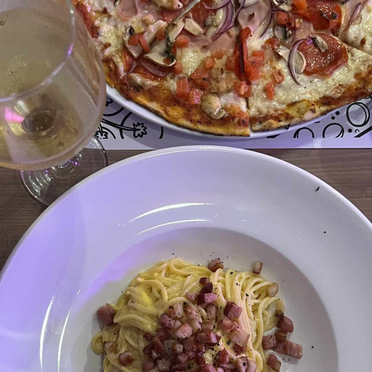 Pasta carbonara y pizza wanda