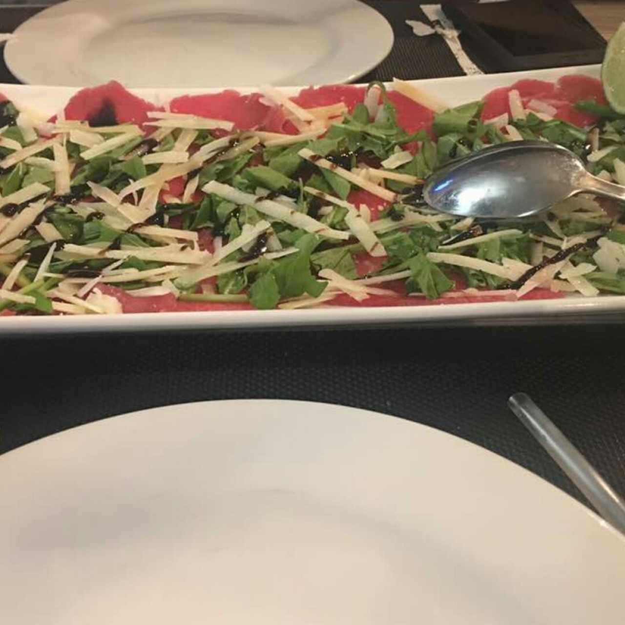 Carpaccio di manzo con rucola grana