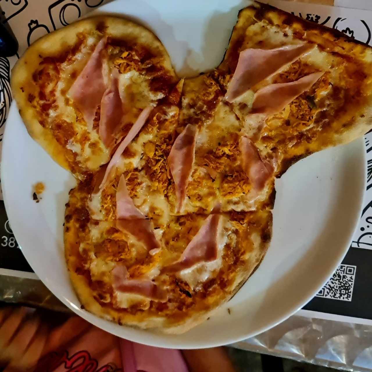 pizza en forma de Mickey de jamón y pollo