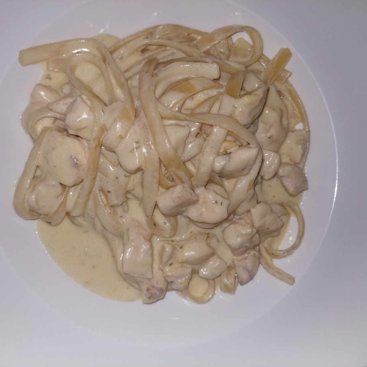 Spaghetti con crema blanca y pollo