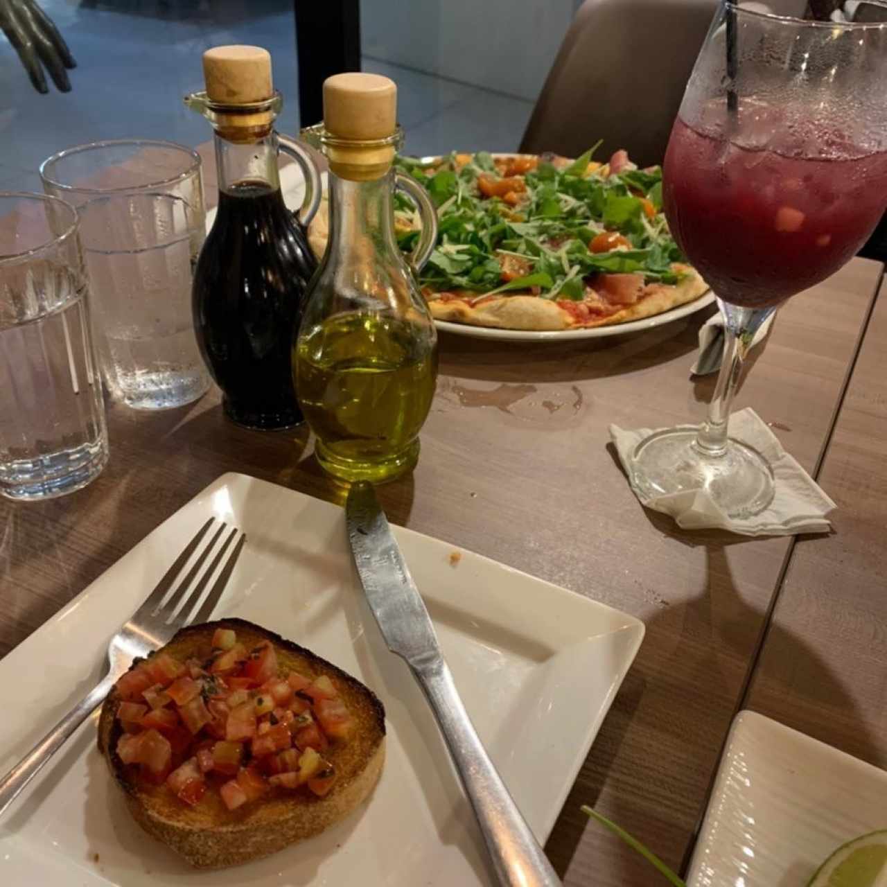Antipasti - Bruschetta Mediterránea, pizza La Scarpetta, sangria