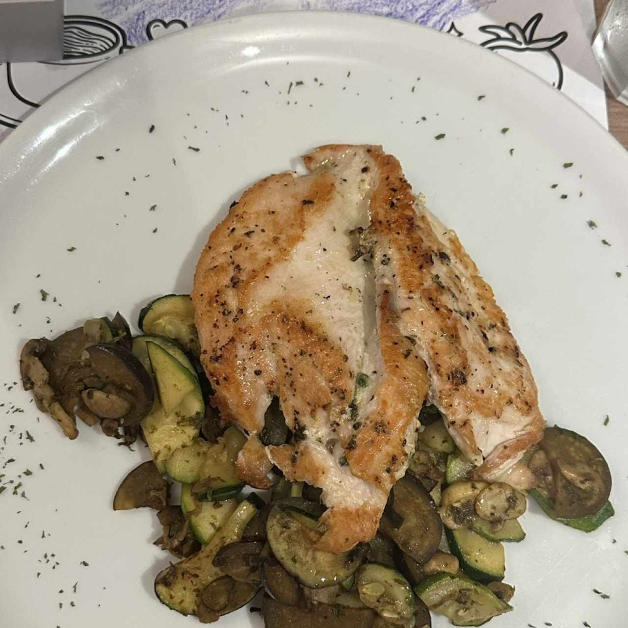 Pollo a la parrilla con vegetales salteados