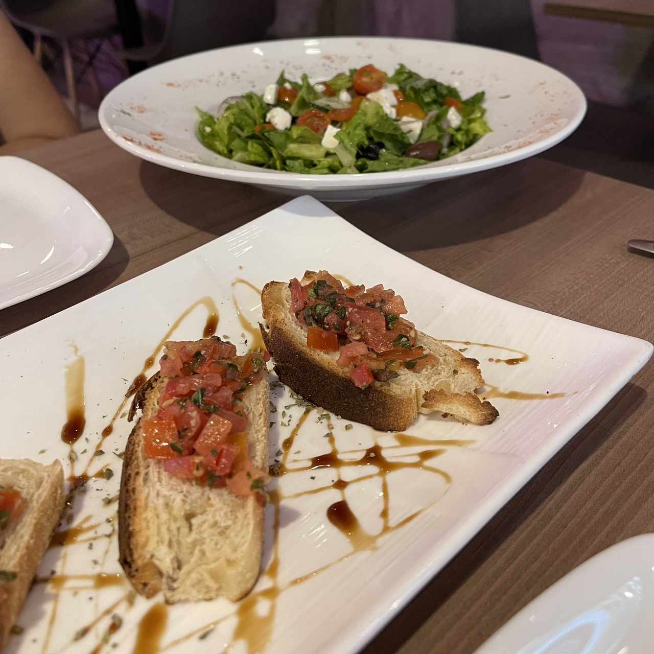 Bruschetta y Ensalada Griega