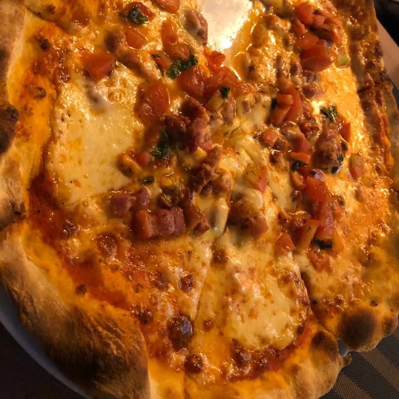 pizza tomates y tocino