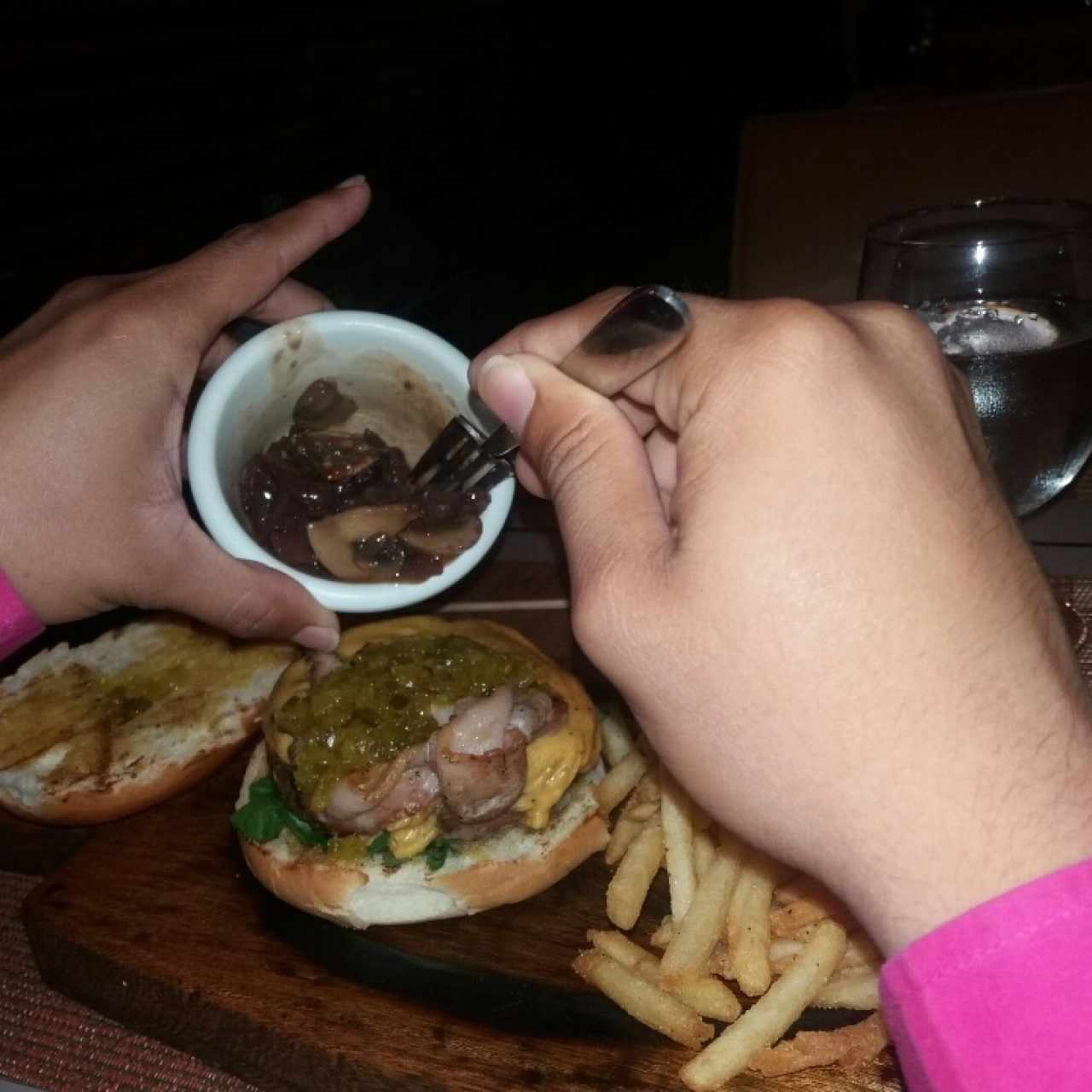 cebollas y hongos para la hamburguesa