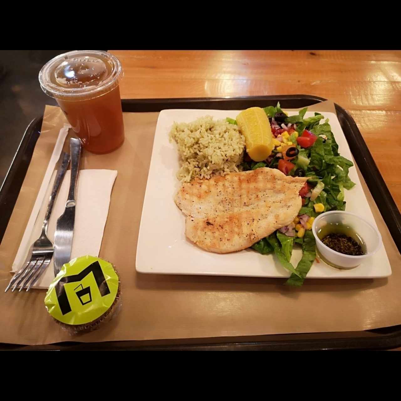pollo a la plancha, arroz, platano y ensalada verde