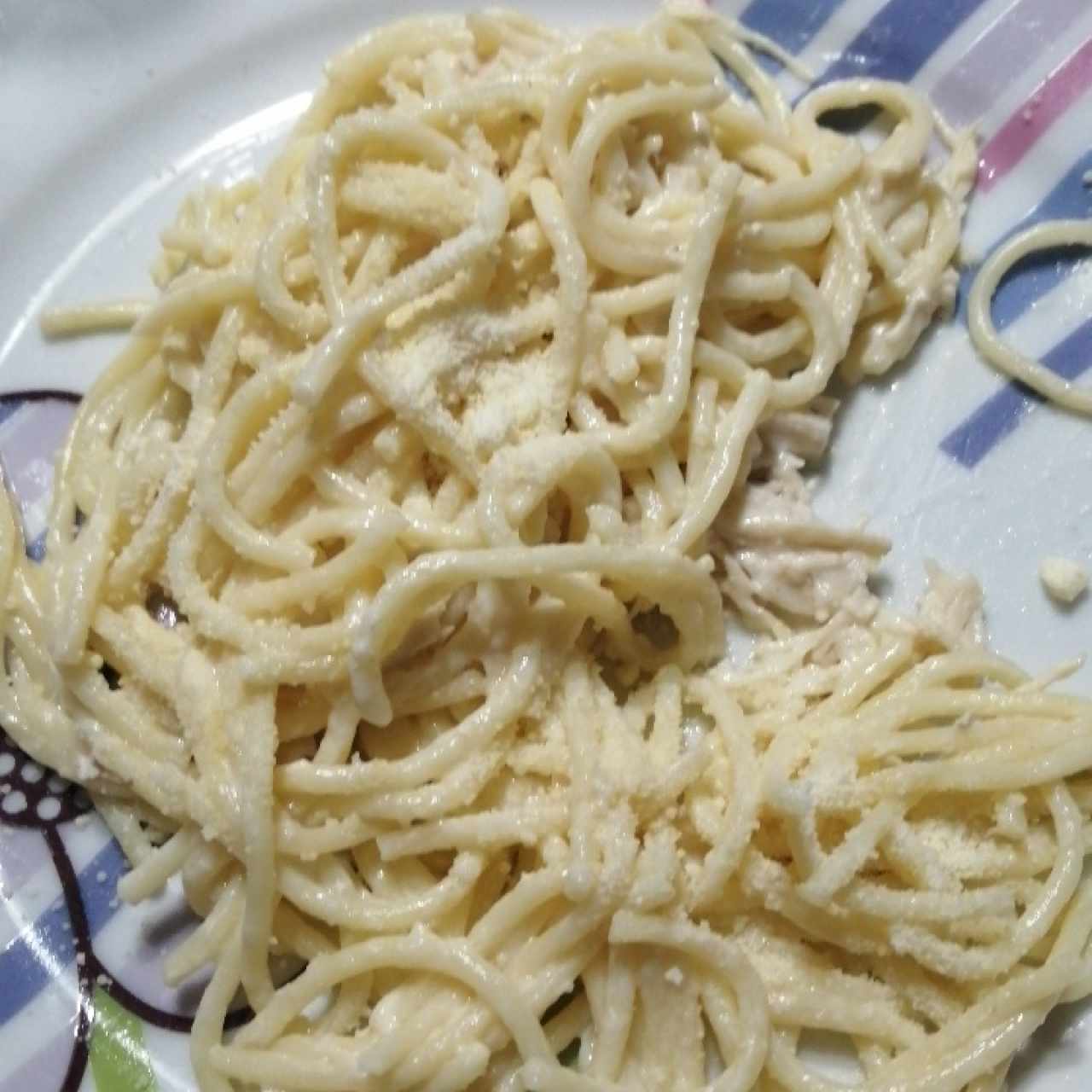 Spaguetti con pollo desmenuzado en salsa blanca 