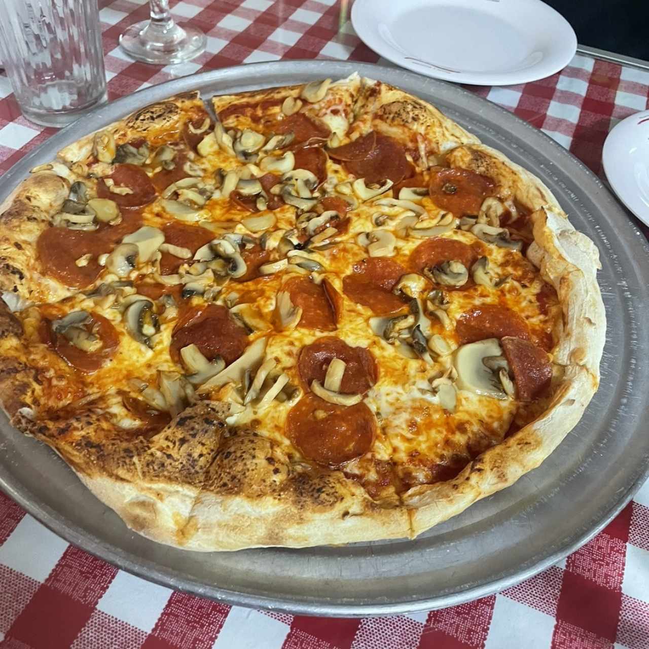 Pizza de pepperoni y hongos