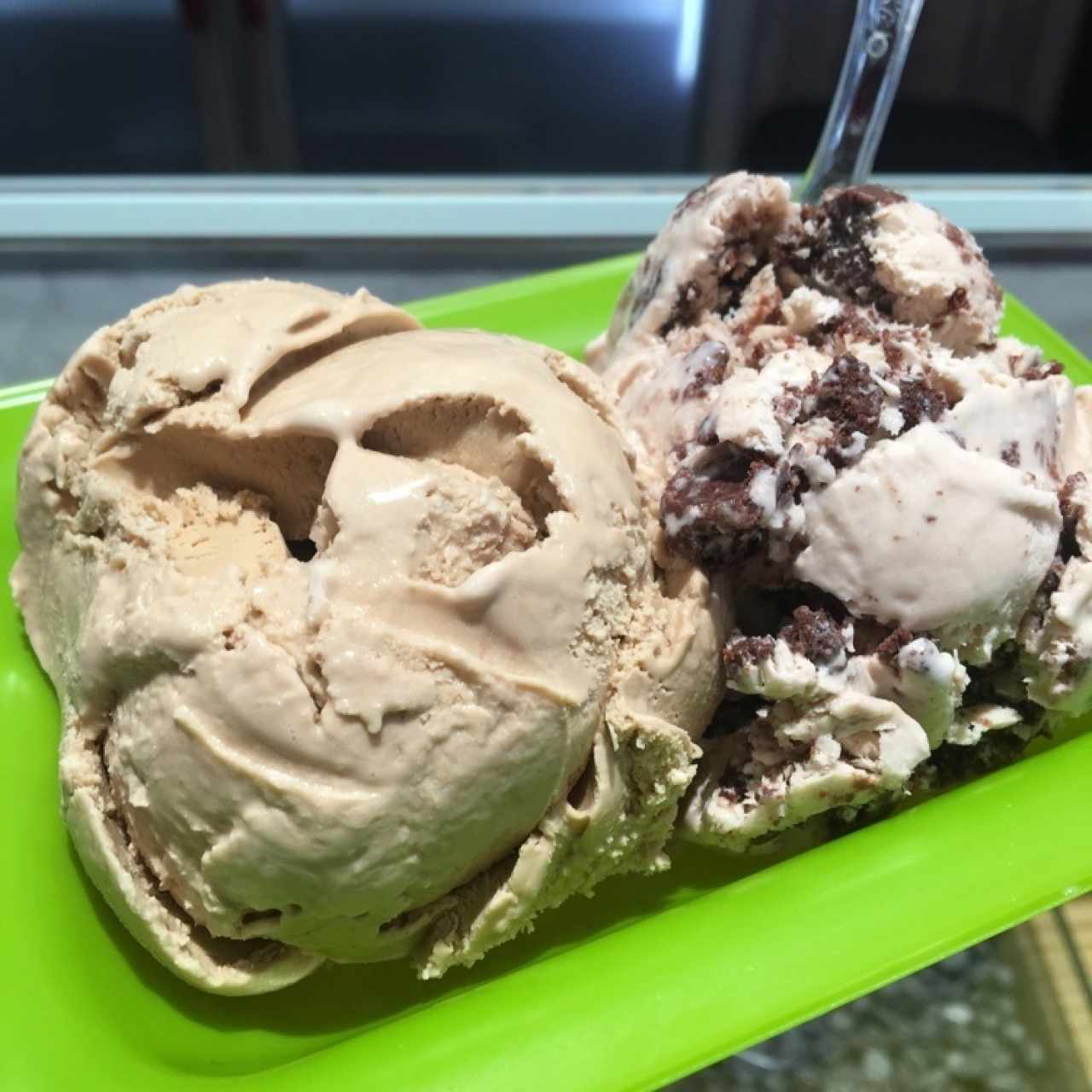 helado de café y brownie