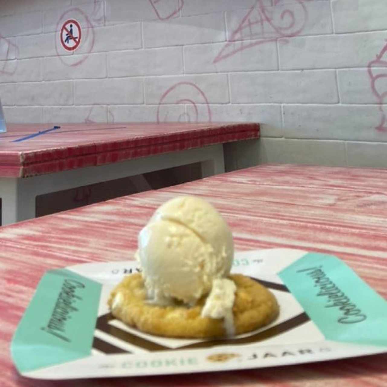 helado De Vainilla sobre Galleta de Macadamia