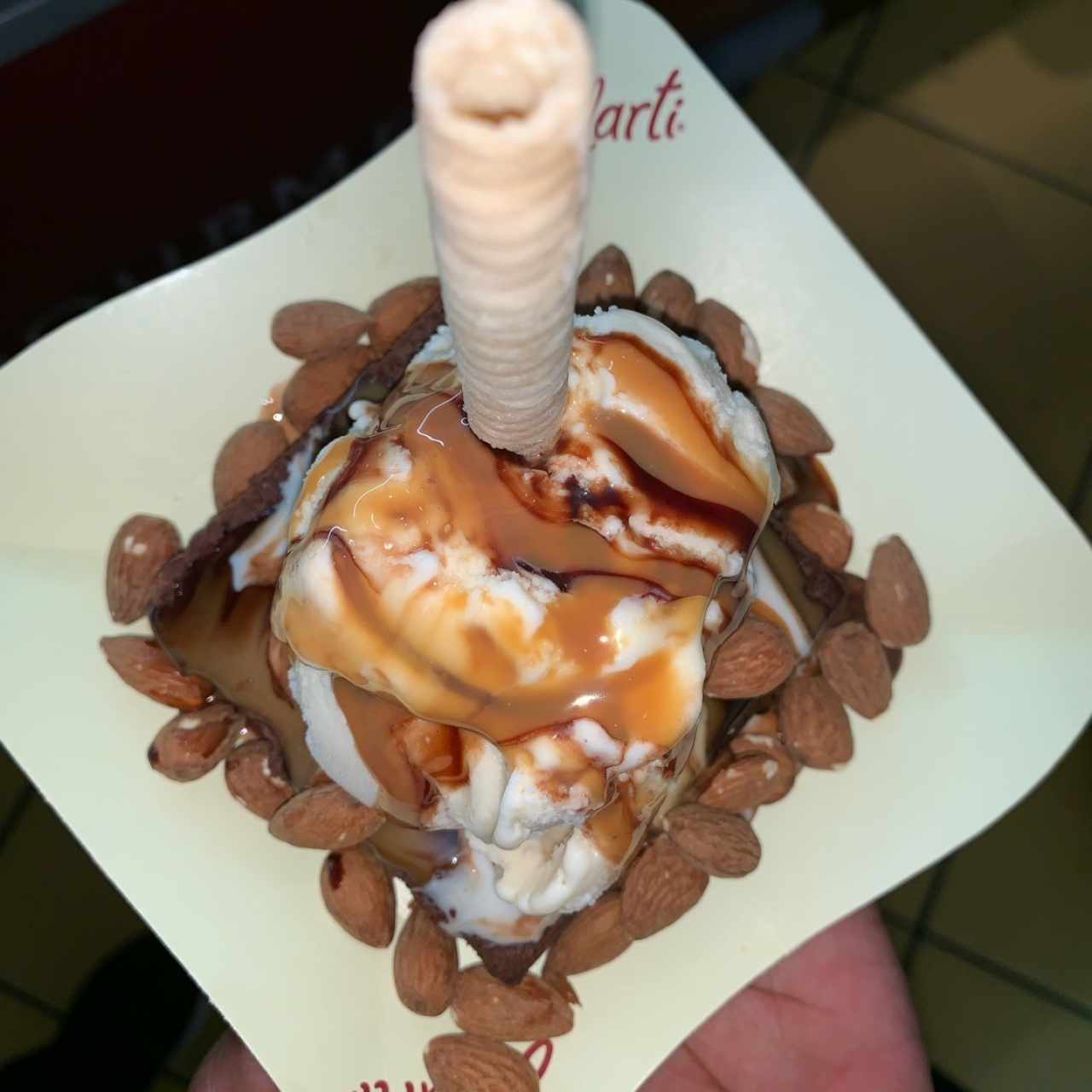 Brownie con helado y nueces. 😍