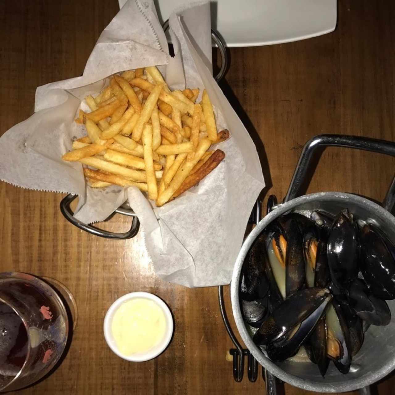 mejillones clasicos, con papas fritas y mayonesa trufada. cerveza red.