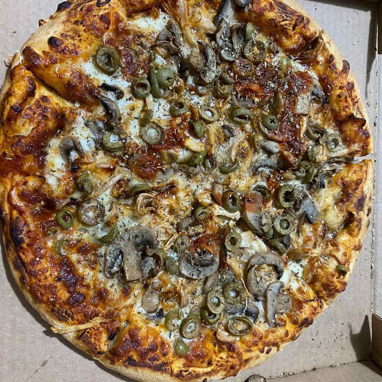 Pizza mediana hongos aceitunas verdes y pollo