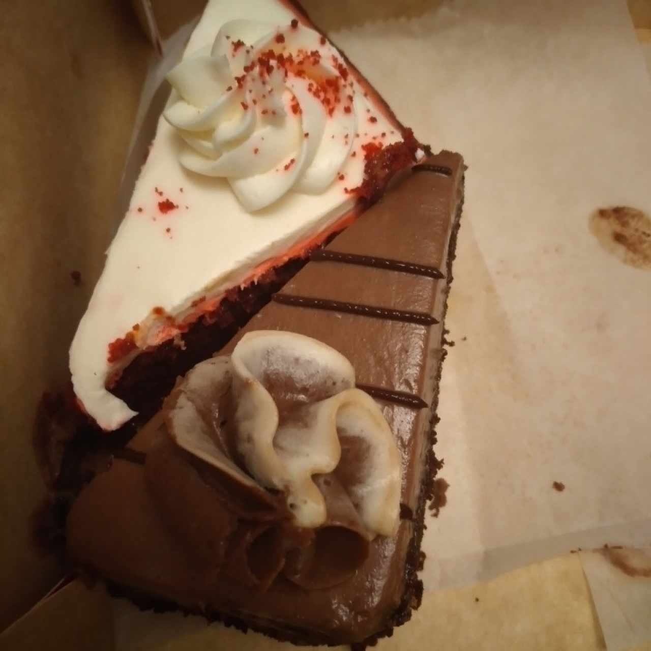 Dulcería - Red Velvet Lovers y Porción de pastel de chocolate 