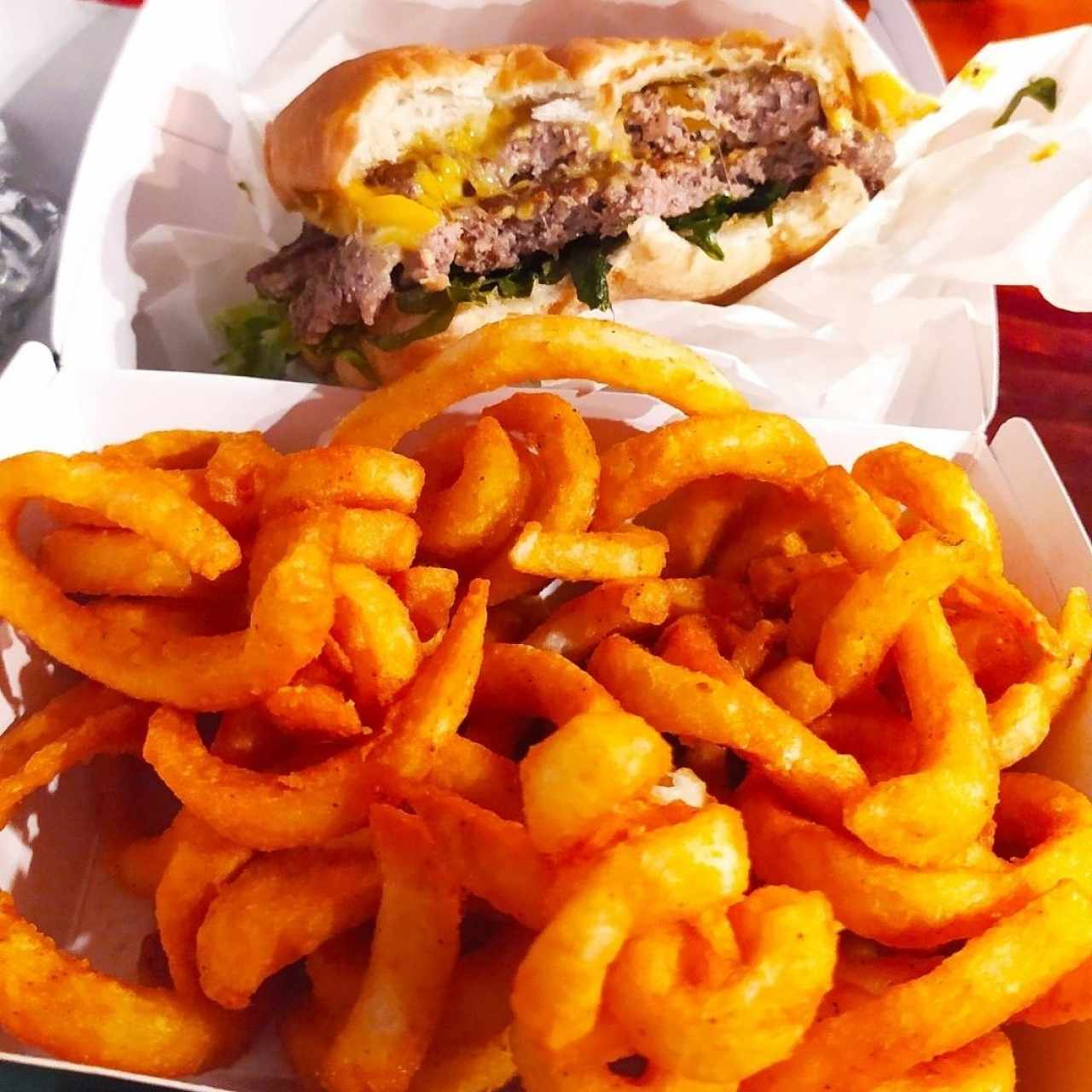 Anti burger doble con Curly fries 