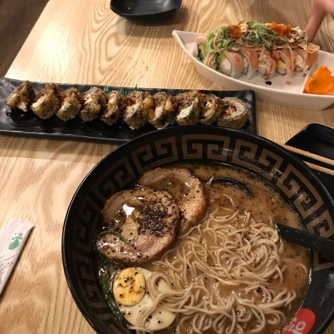 Ramen tonkotsu, sushi de carne de res, y otro