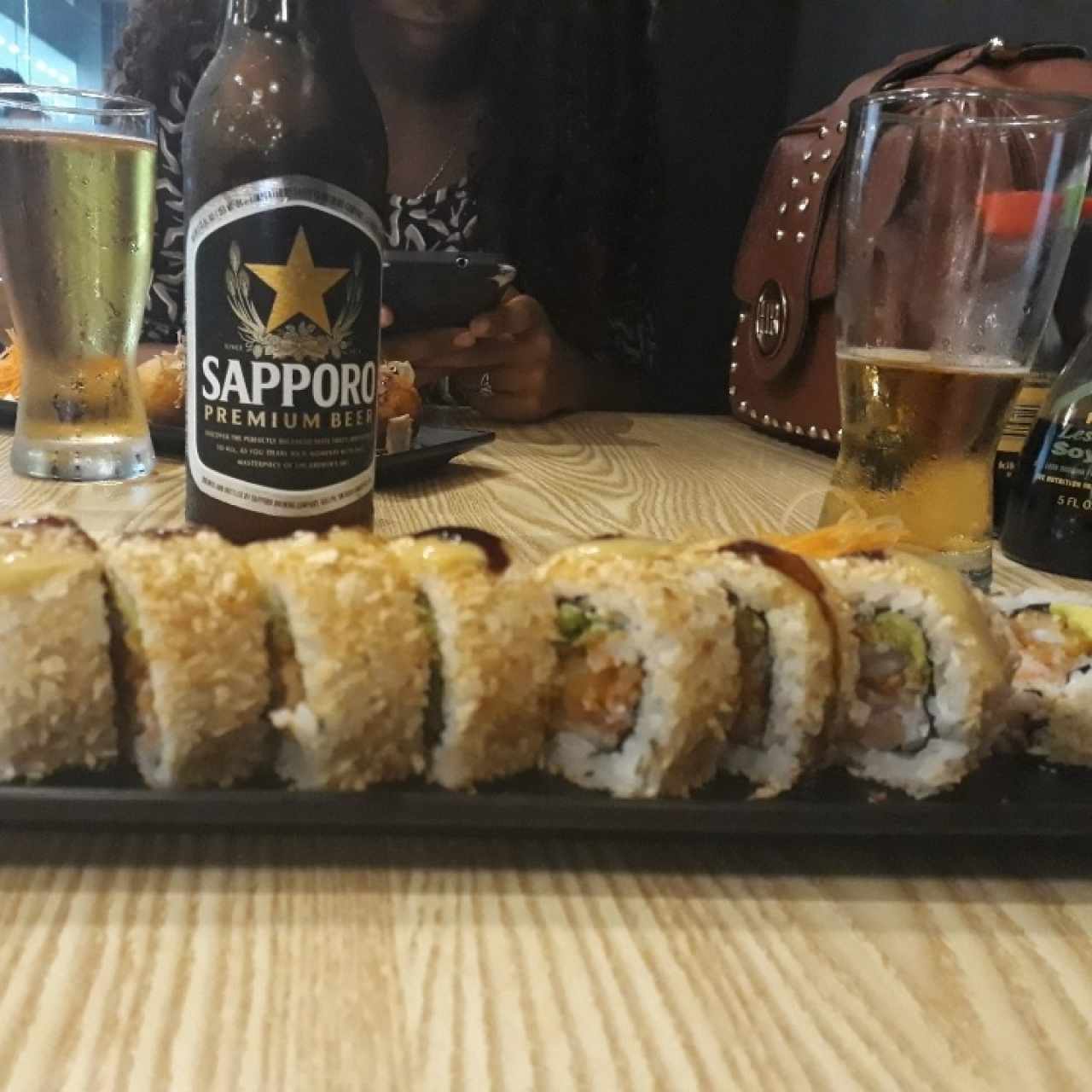 sushi de camarón y una cervecita sapporo