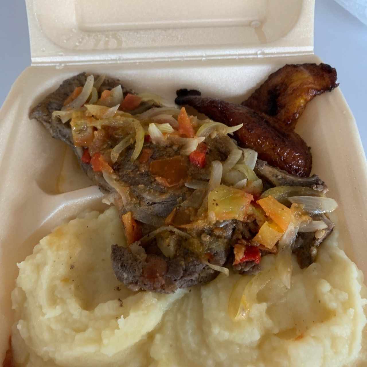 Bistec de cinta a la criolla con puré de papas y tajada
