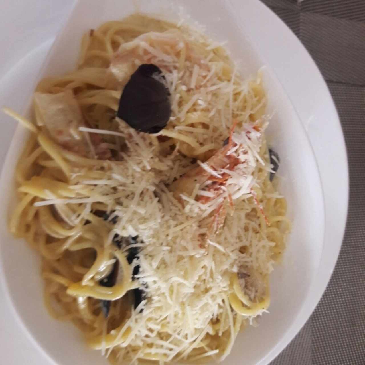spaghetti de langostino en salsa blanca