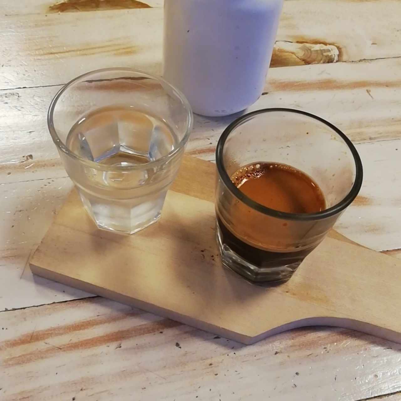 café Espresso con agua mineral