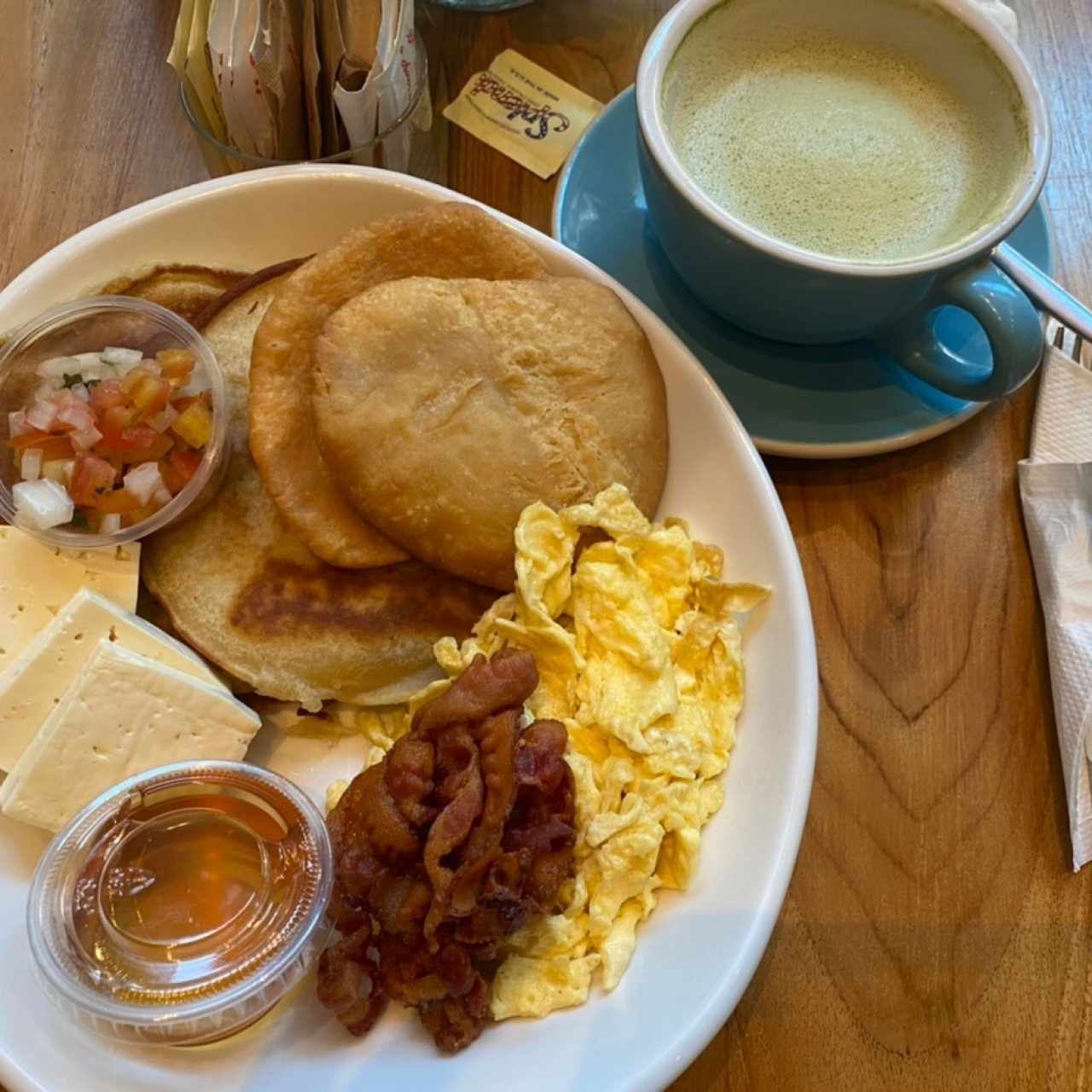 Desayuno “Big Chef” y una taza de “Matcha con leche de coco”