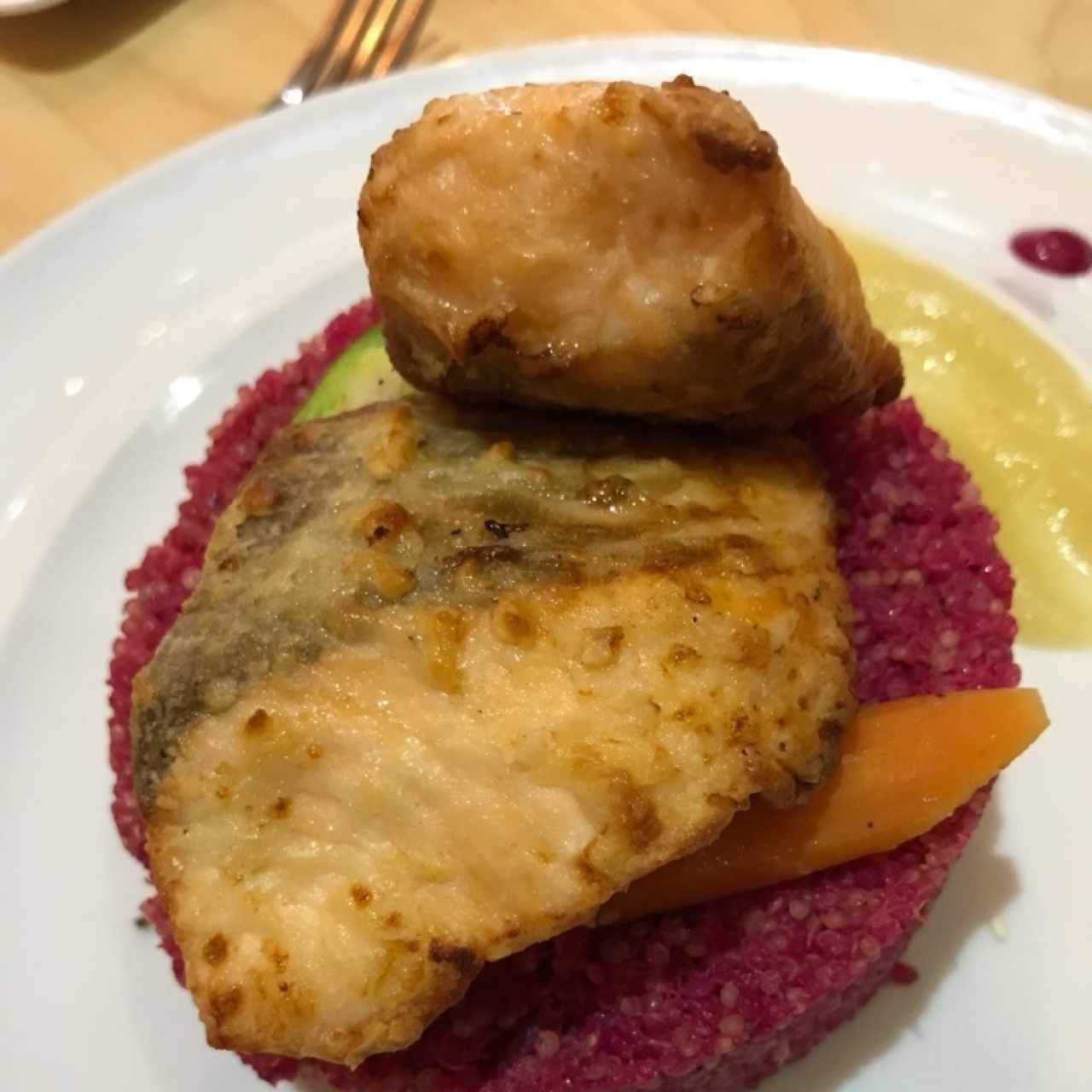 salmon crujiente con quinoa