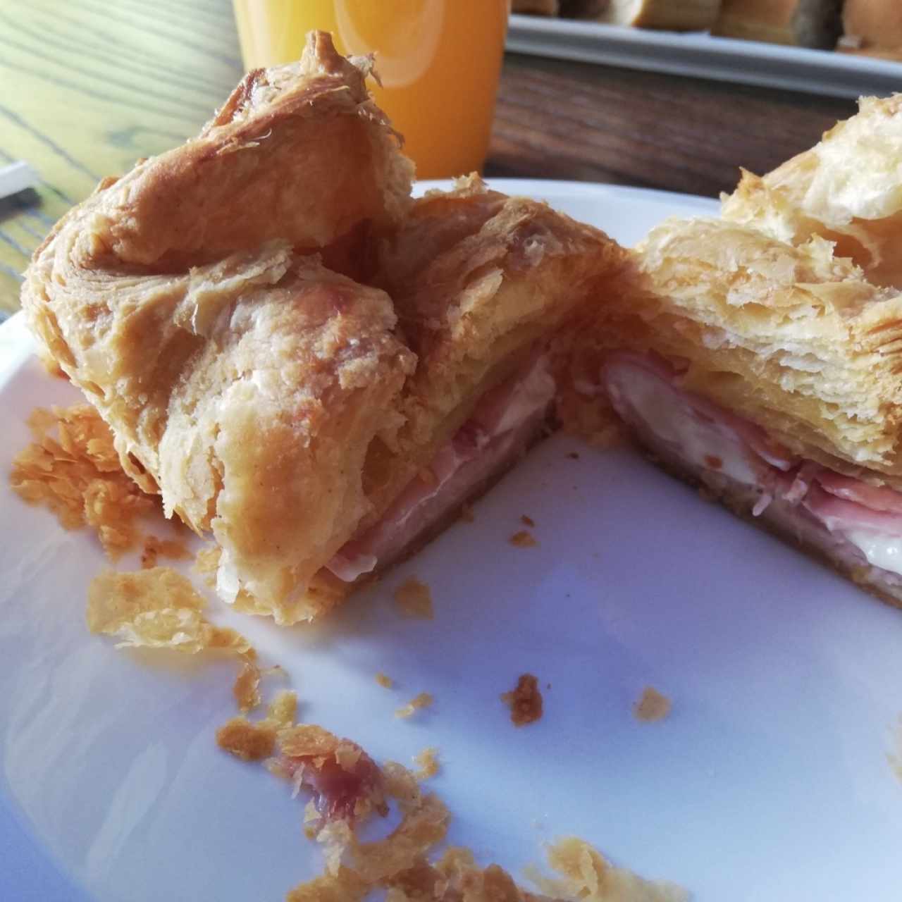 Pastelito de jamón y queso crema