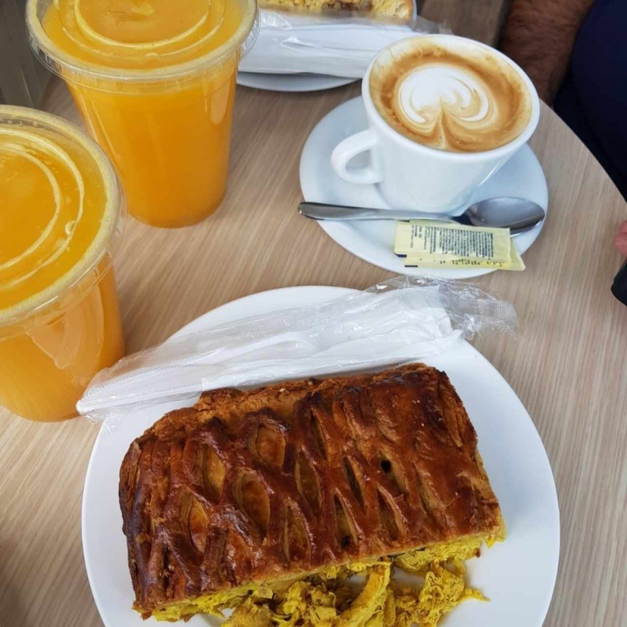 Salados - Ración Empanada Gallega jugo de 🍊  capuccino 