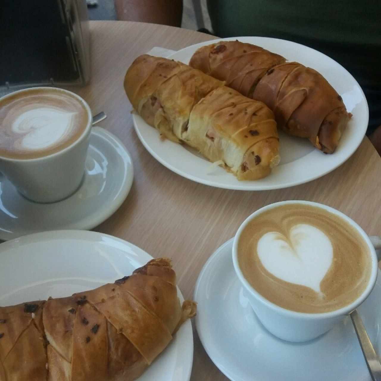 cachito jamón y queso y café 