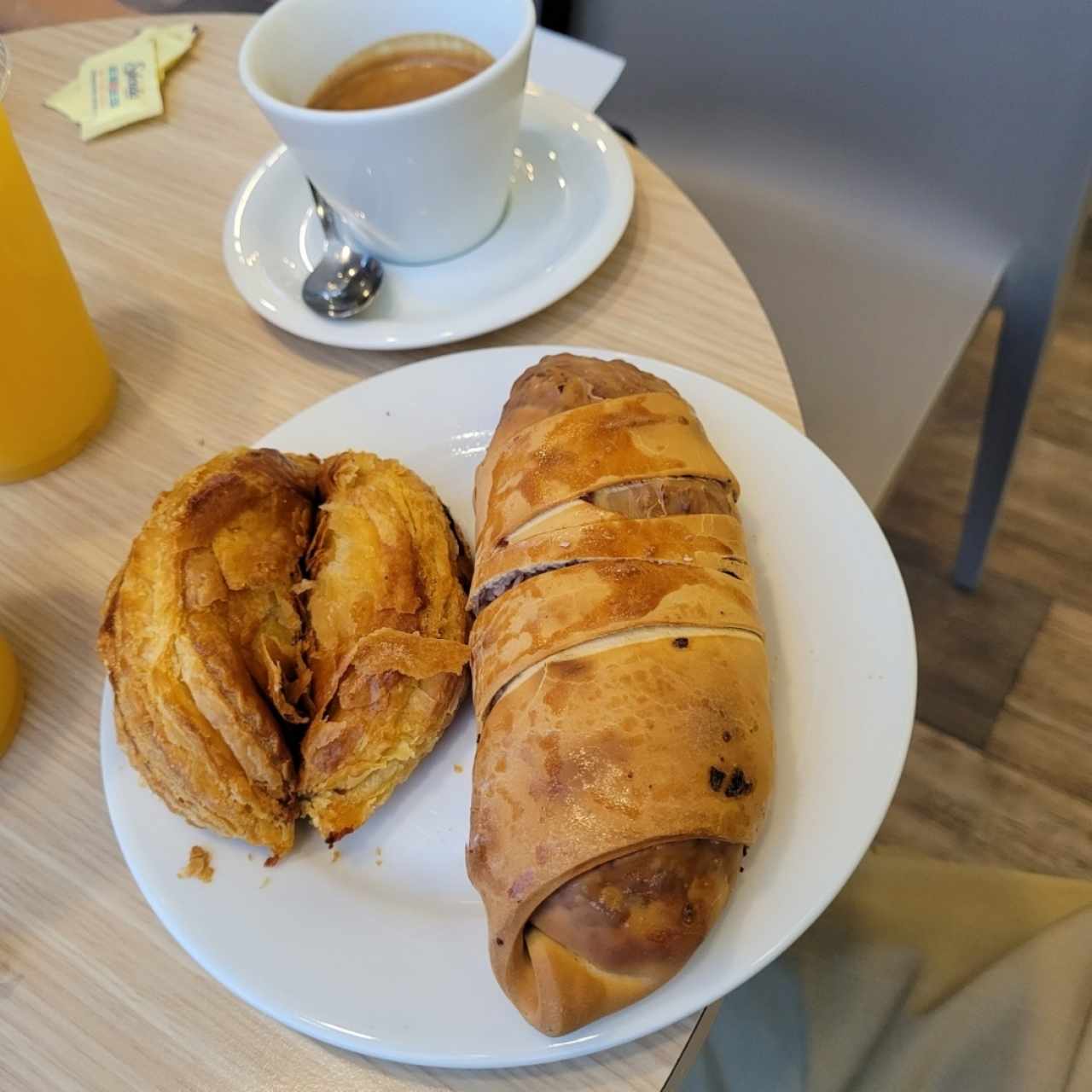 café expresó  pastelito carne y cachito jamón 